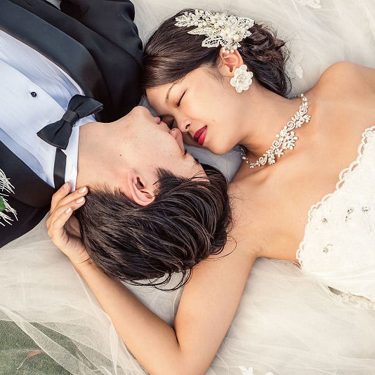 ふたりで寝転ぶショット