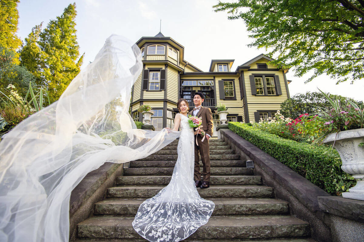 外交官の家でベールをなびかせたショット