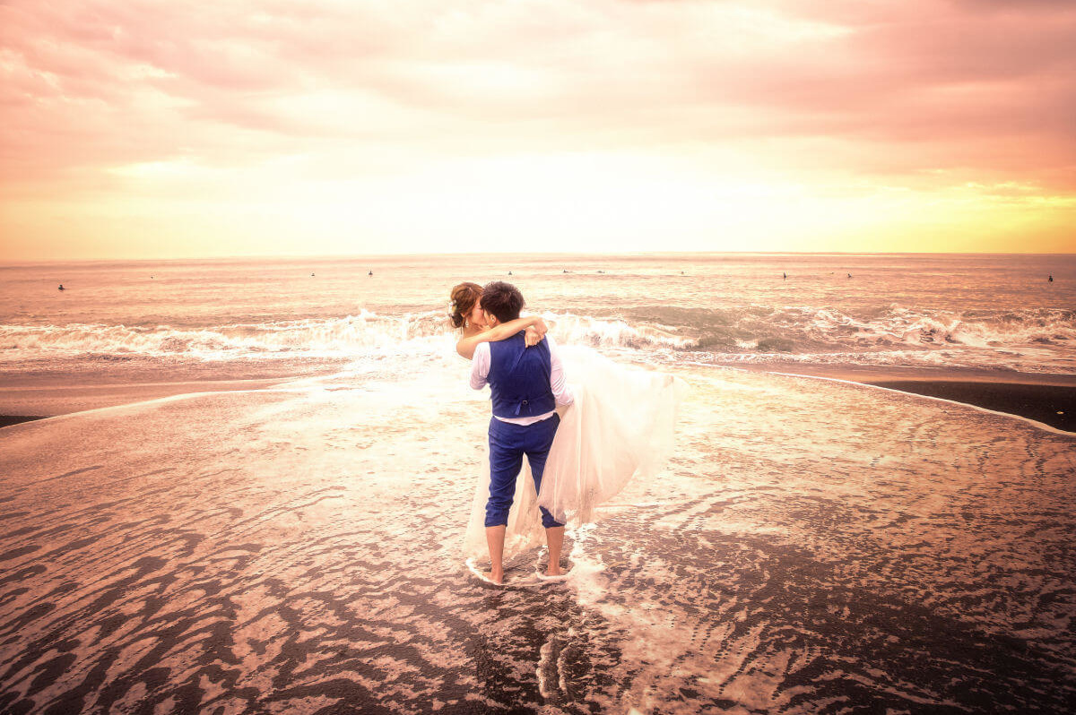 湘南ビーチの波打ち際でお姫様抱っこ