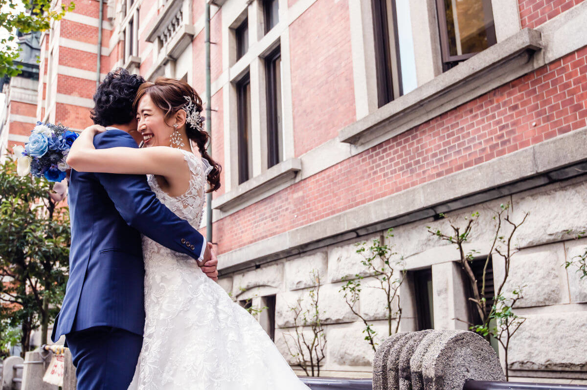 新郎に抱き着く新婦