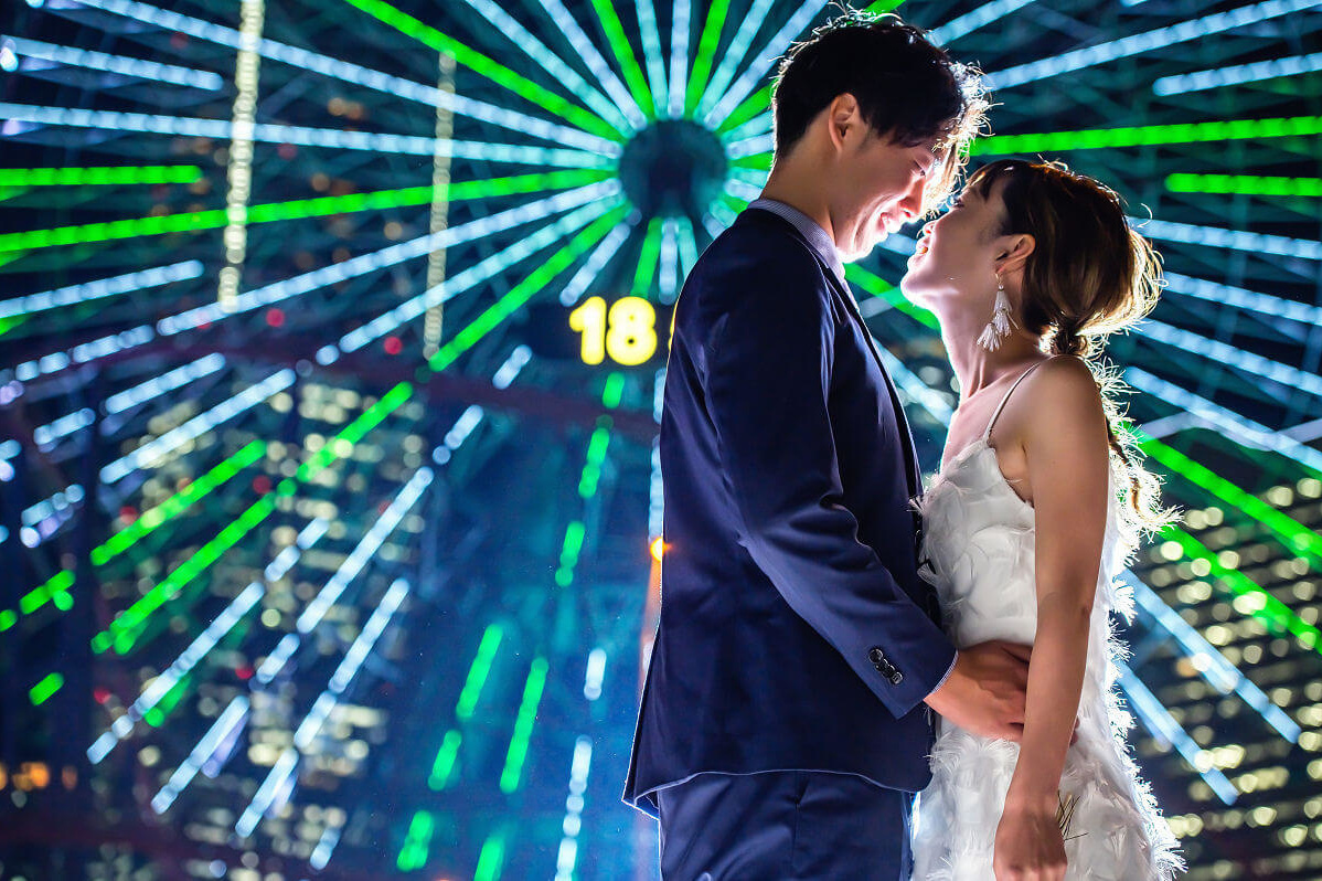 コスモクロック観覧車をバックに見つめ合う新郎新婦