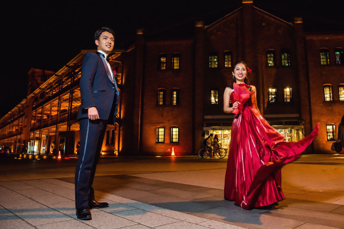 赤レンガ前で赤いドレスを着た新婦