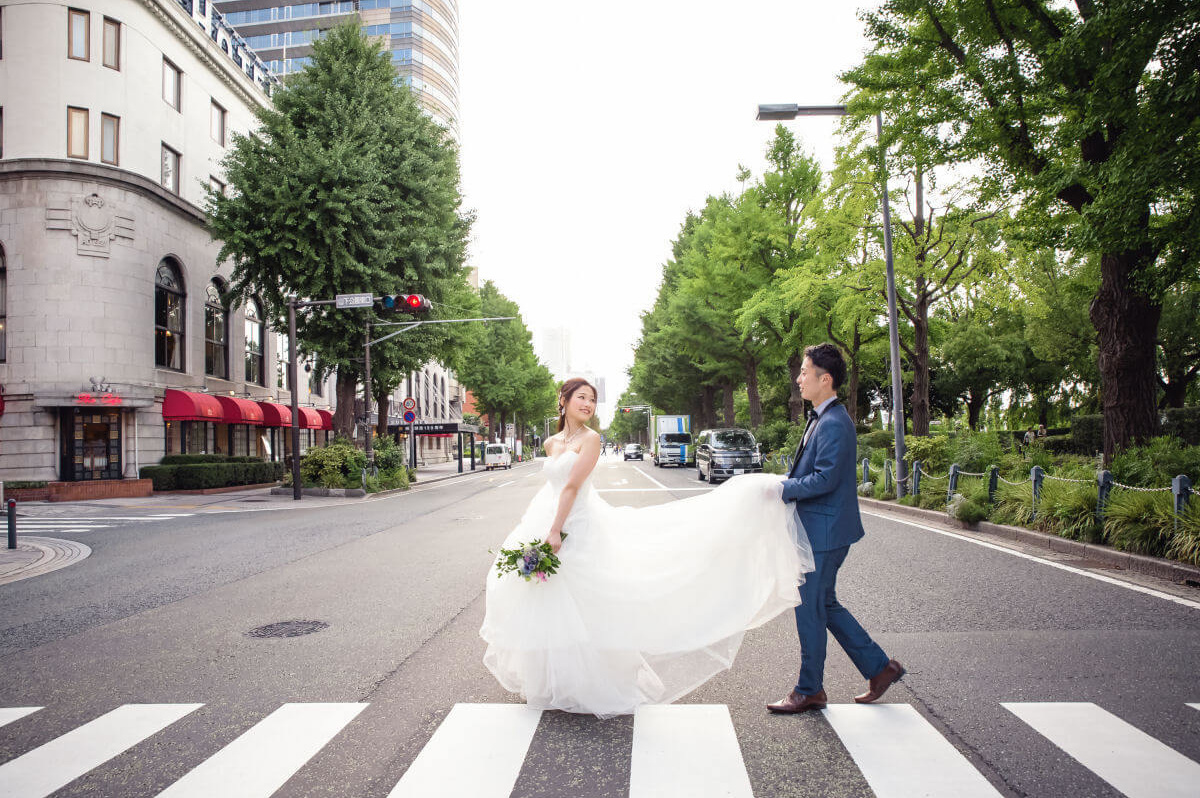 人気の横断歩道を渡るショット