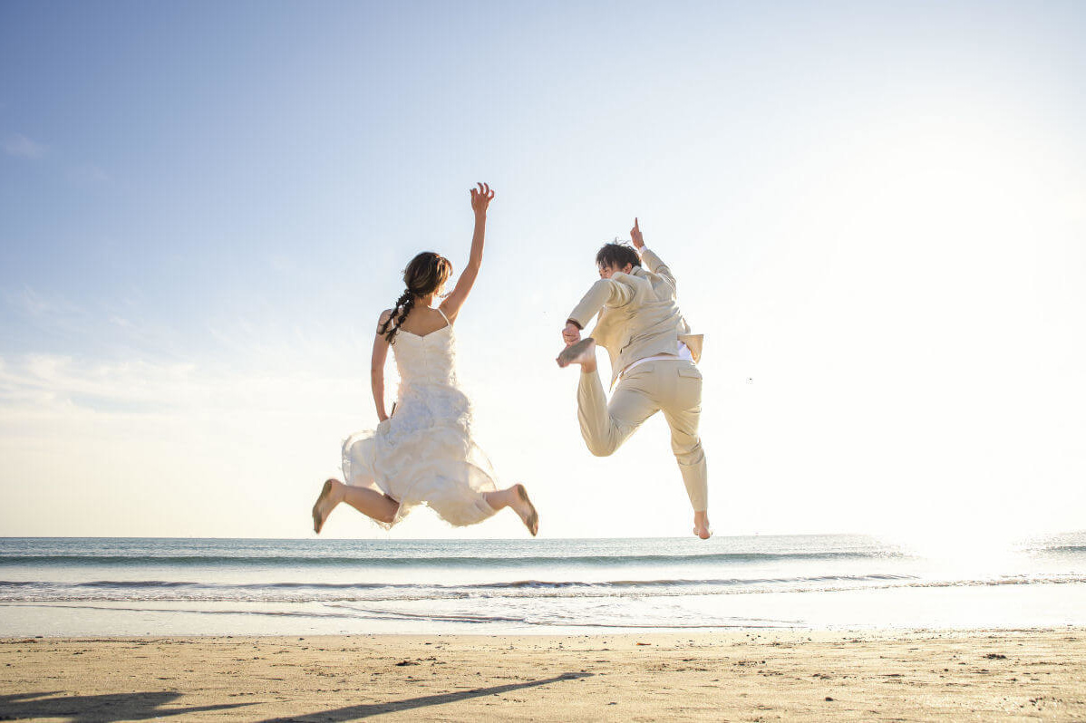 鎌倉のビーチでジャンプするふたり