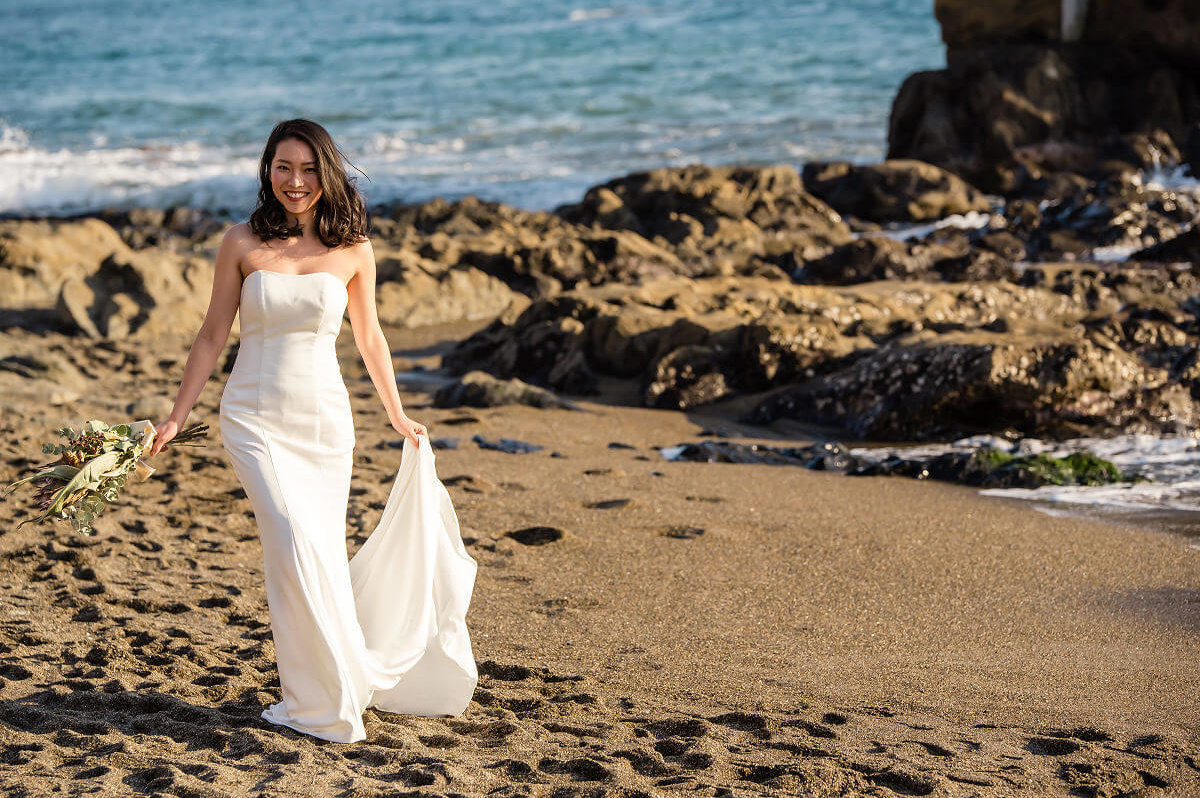浜辺を歩く新婦