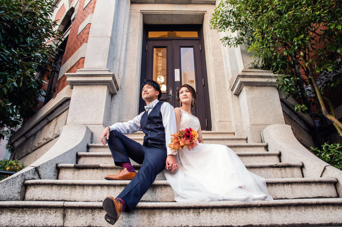 階段に座る新郎新婦