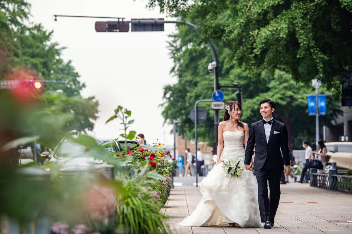 日本大通りで歩くショット