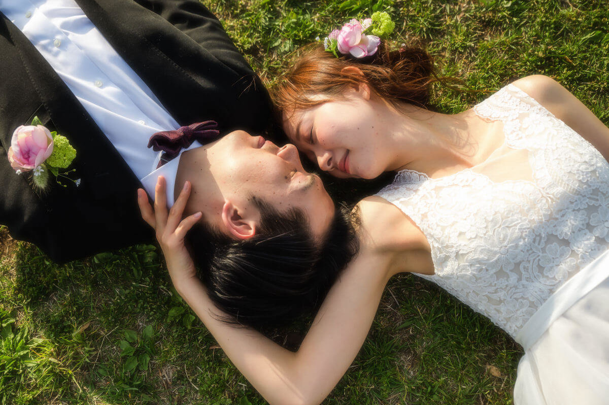 前撮りポーズの寝転びショット