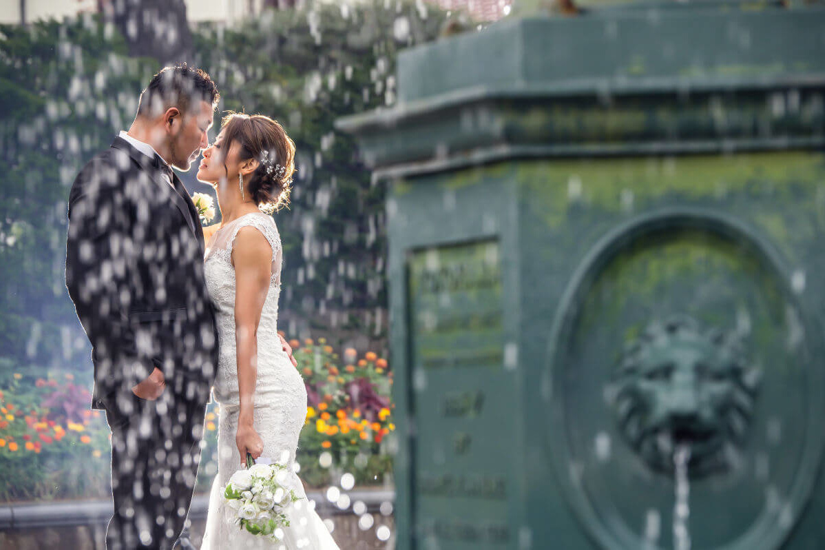 噴水前で見つめ合う二人