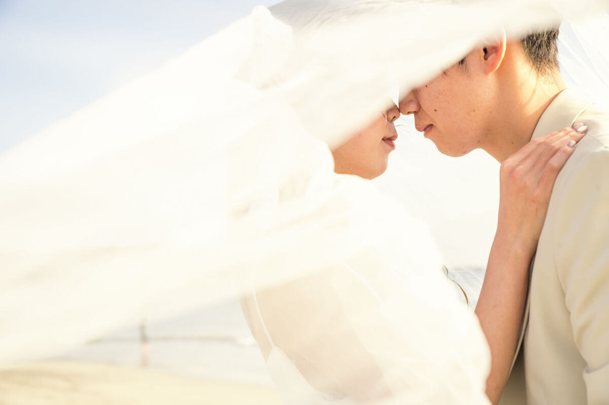 ベール越しの新郎新婦