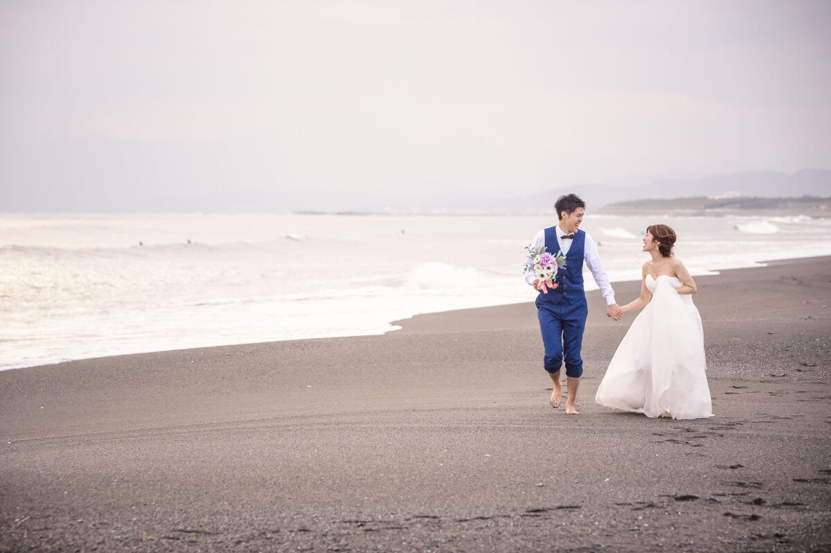 ビーチを歩くふたり