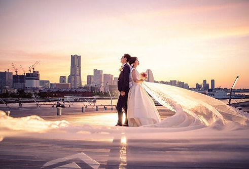 みなとみらいに沈む夕日を入れた大桟橋での前撮り