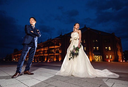 夜の赤レンガ倉庫でクールにきめる前撮り写真