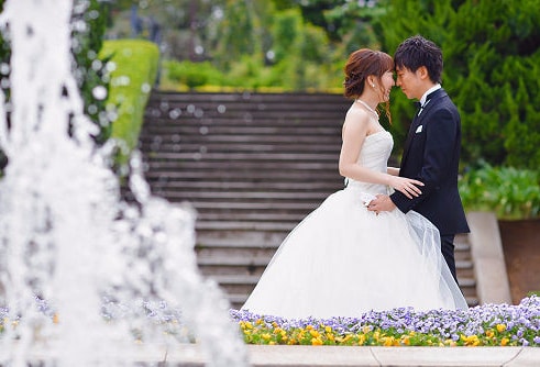 見つめ合う新郎新婦