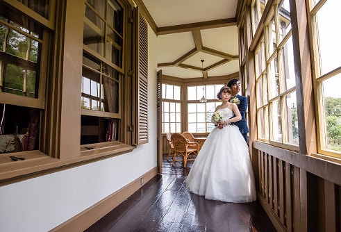 クラシックな雰囲気の邸宅で愛を誓う新郎新婦