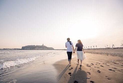 江の島でフォトウェディングするふたり