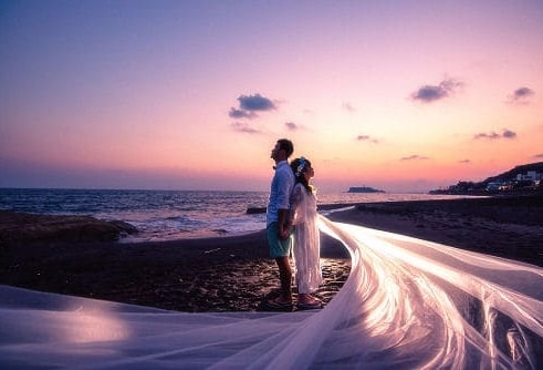 湘南に沈む夕焼けと白いドレス