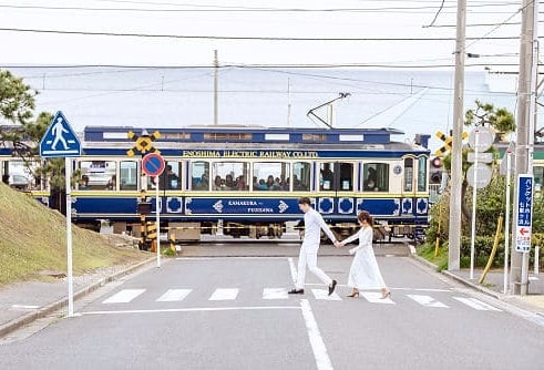 鎌倉高校前の踏切で手をつなぐ新郎新婦