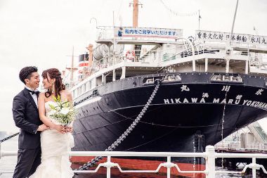 氷川丸前で新婦を抱く新郎