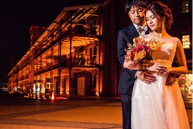 新婦を後ろから抱く新郎