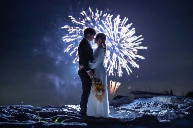 花火を背景に抱き合う二人
