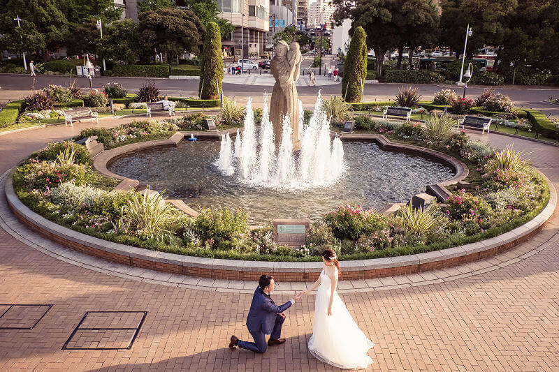 噴水の前でプロポーズ