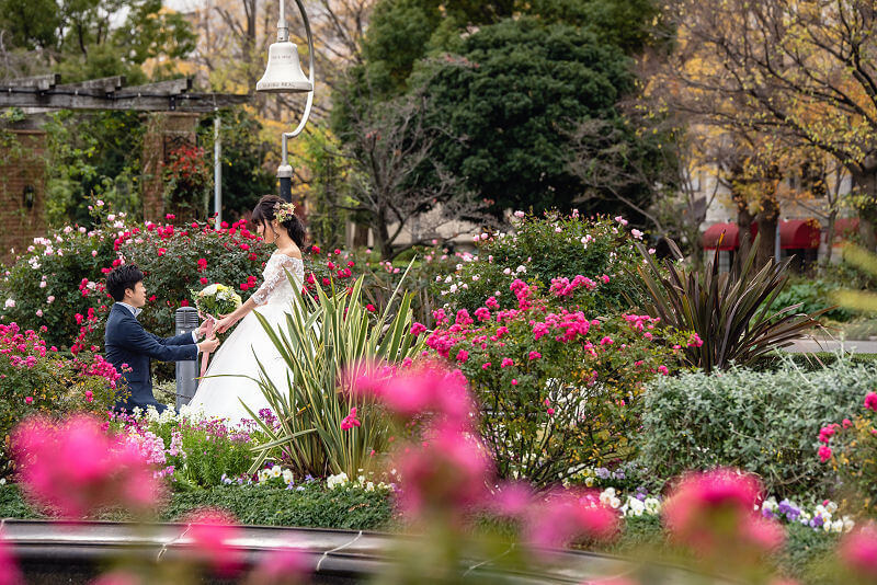 山下公園で新婦にブーケを渡す新郎