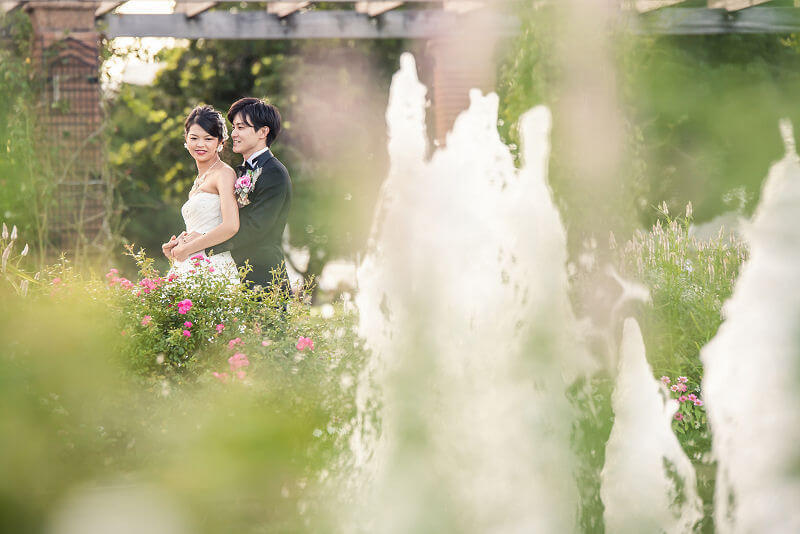 新婦の後ろから抱く新郎