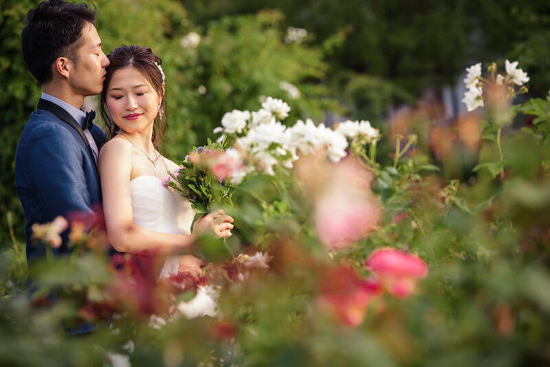 新婦のおでこにキスをする新郎