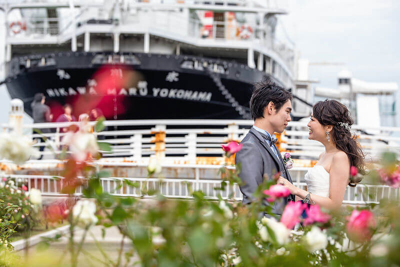 氷川丸の前で向かい合う新郎新婦