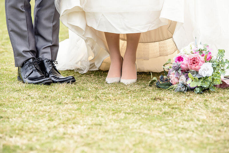 足元とブーケ