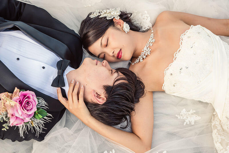 芝生に寝転んだショット