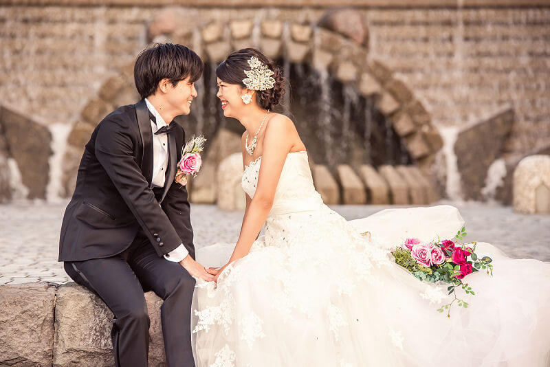 ステージに座る海外風の前撮り写真