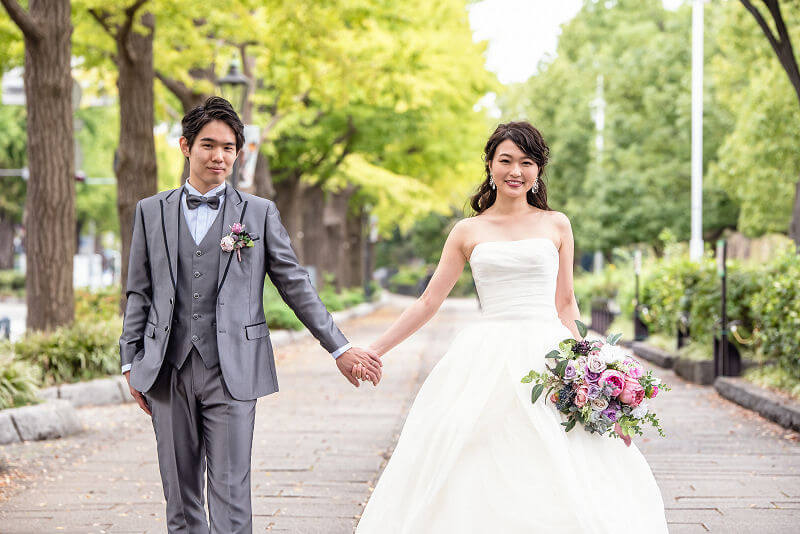 イチョウ並木を歩くふたり