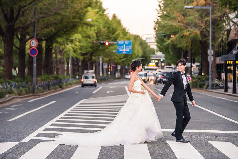 横断歩道を渡るショット