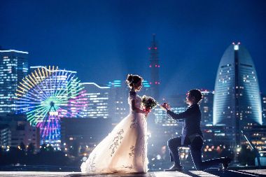 横浜の夜景をバックにプロポーズショット