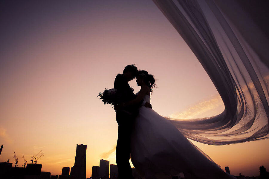 夕焼けのシルエットのふたり