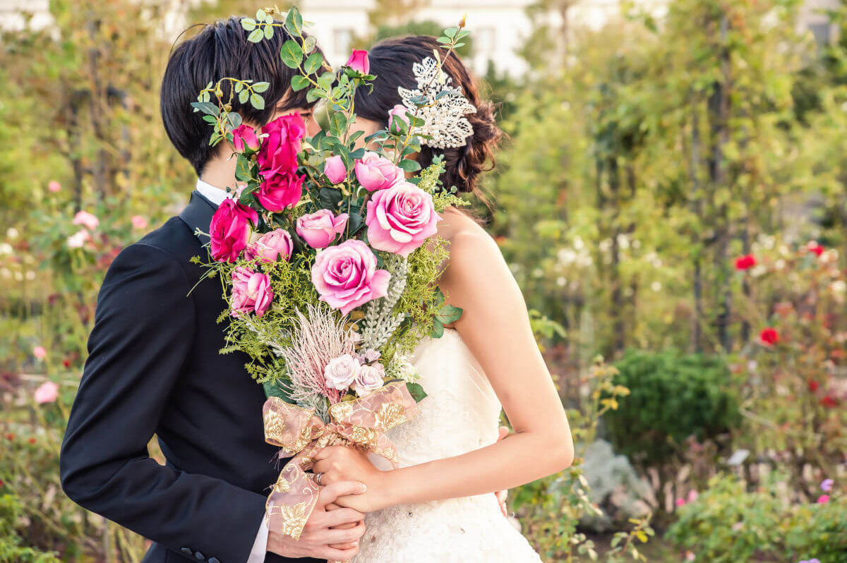 ブーケで顔を隠すショット