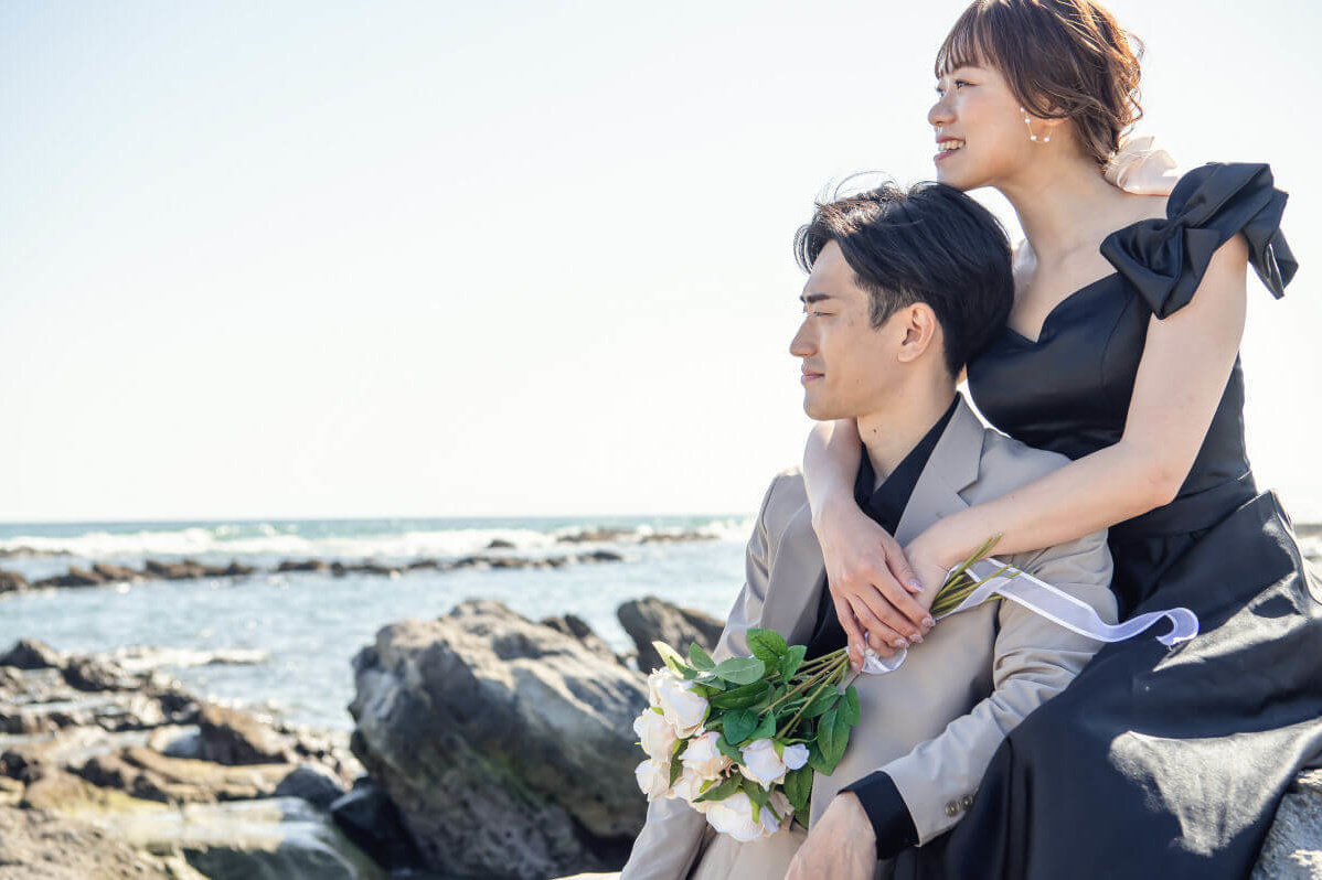 海を眺めるふたり