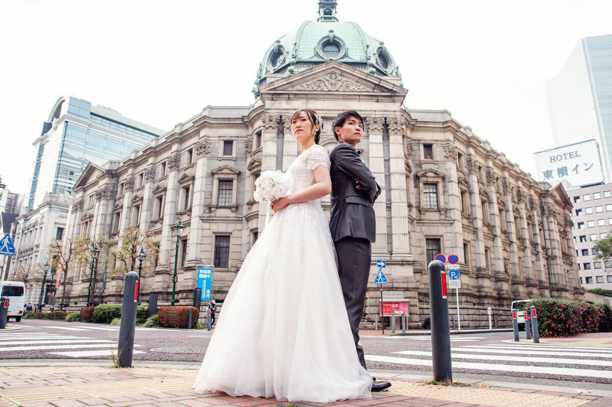 歴史博物館前でポーズするふたり