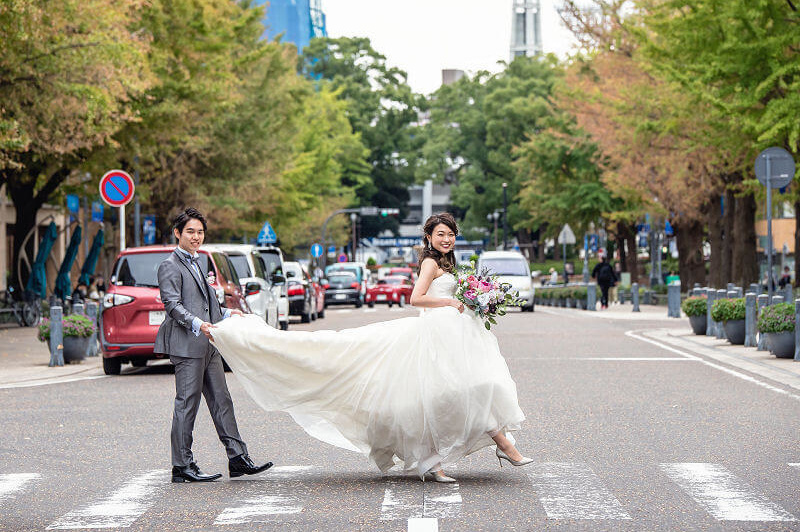 横断歩道渡る新郎新婦
