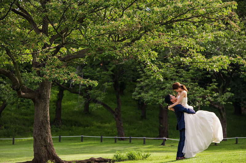 前撮りで新婦持ち上げる新郎