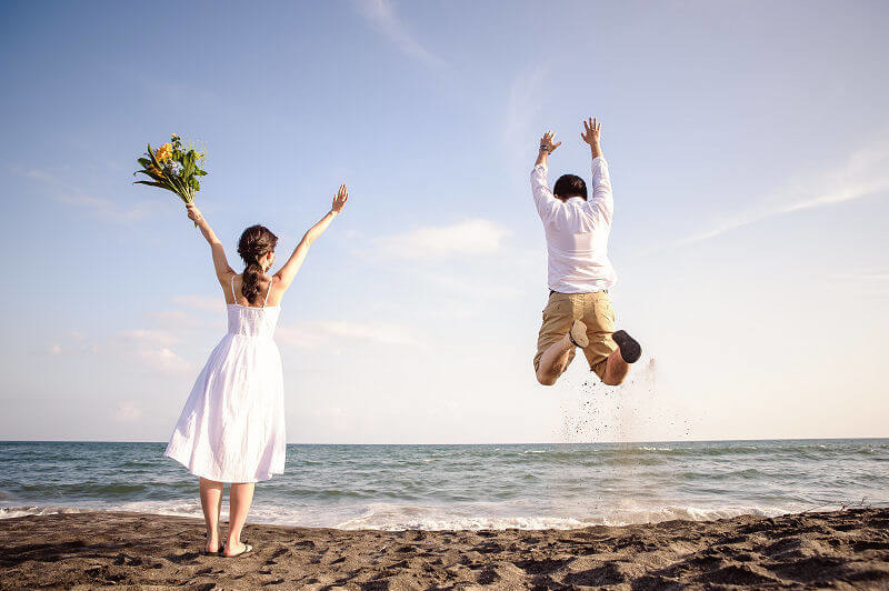七里ヶ浜で前撮りジャンプ