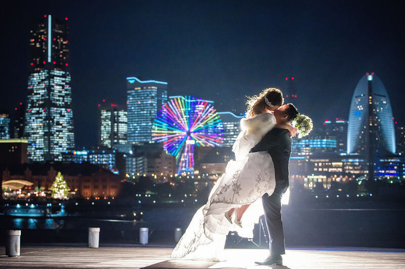 横浜の前撮りでキスするふたり