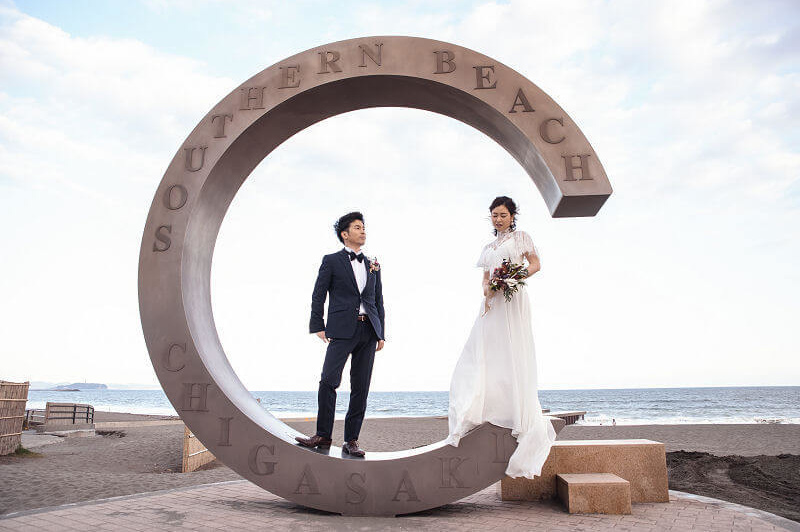 湘南の茅ヶ崎ビーチでクールなポーズ