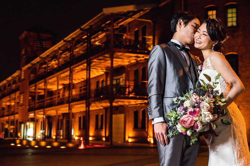 赤レンガ前で新婦にキス