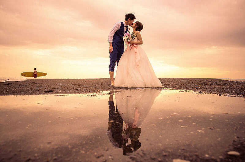 夕日をバックにフォトウェディング