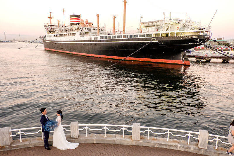 山下公園でブーケと持つ新郎新婦