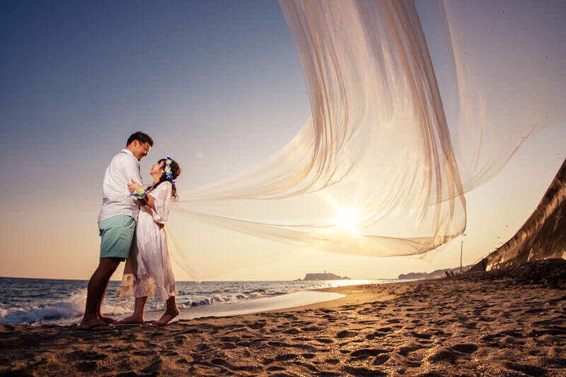 ビーチで見つめ合うふたり