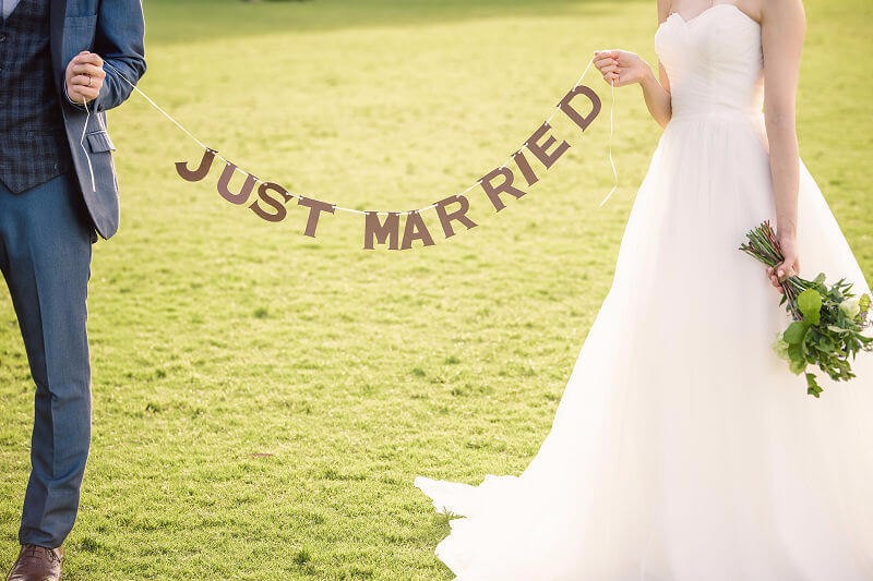 ドレスに似合う前撮りアイテムのガーランドを持つふたり